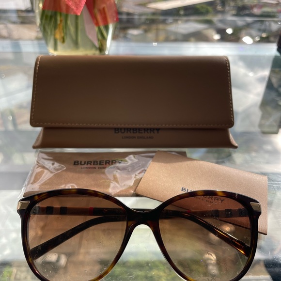 Burberry Sunglasses - Picture 5 of 10
